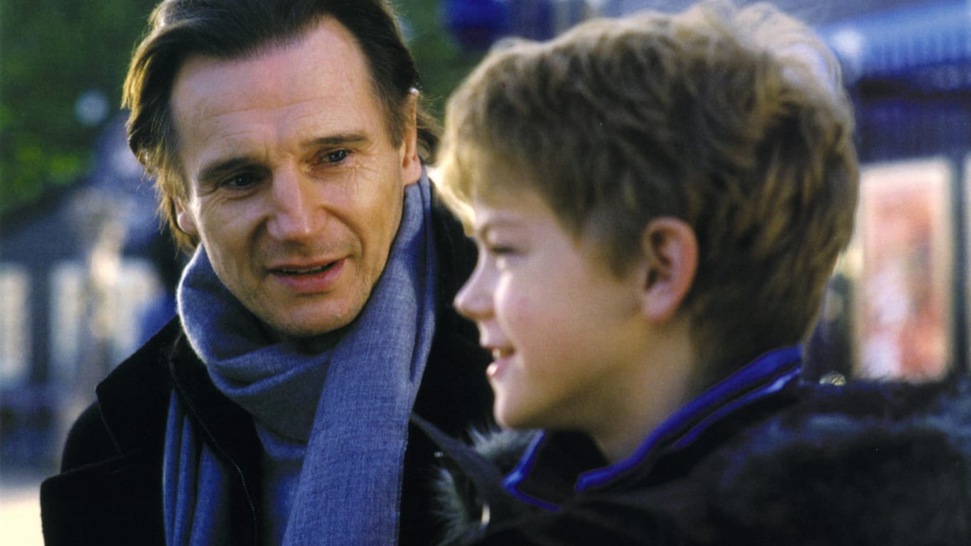 Liam Neeson und Thomas Sangster: Die beiden spielen Vater und Sohn in "Tatsächlich...Liebe".
