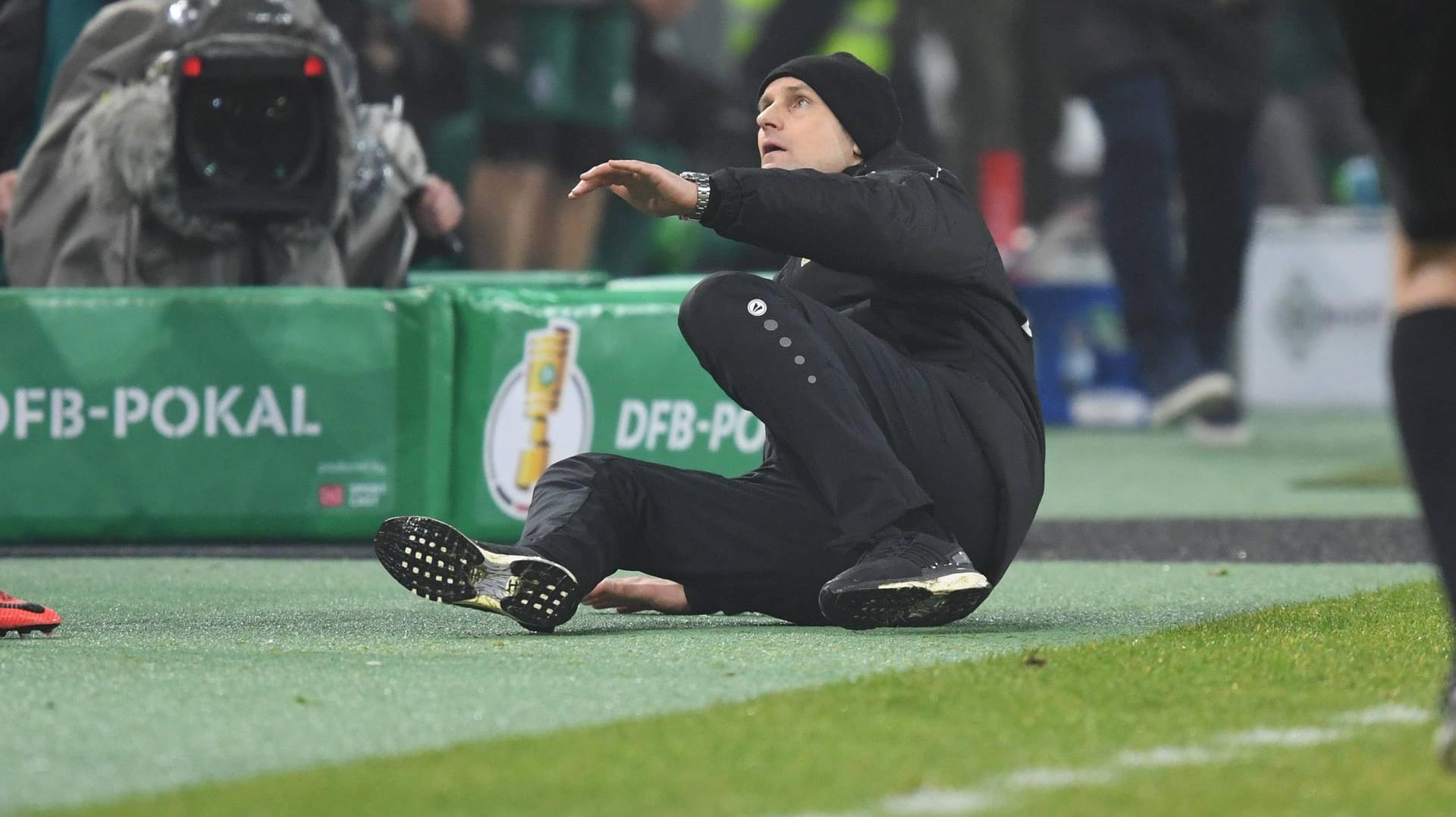 Hier geht Leverkusen-Trainer Heiko Herrlich im DFB-Pokal-Achtelfinale theatralisch zu Boden.