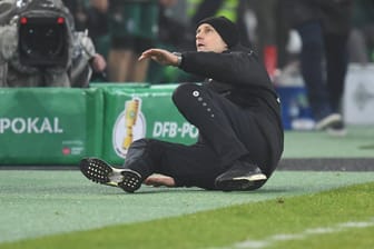 Hier geht Leverkusen-Trainer Heiko Herrlich im DFB-Pokal-Achtelfinale theatralisch zu Boden.