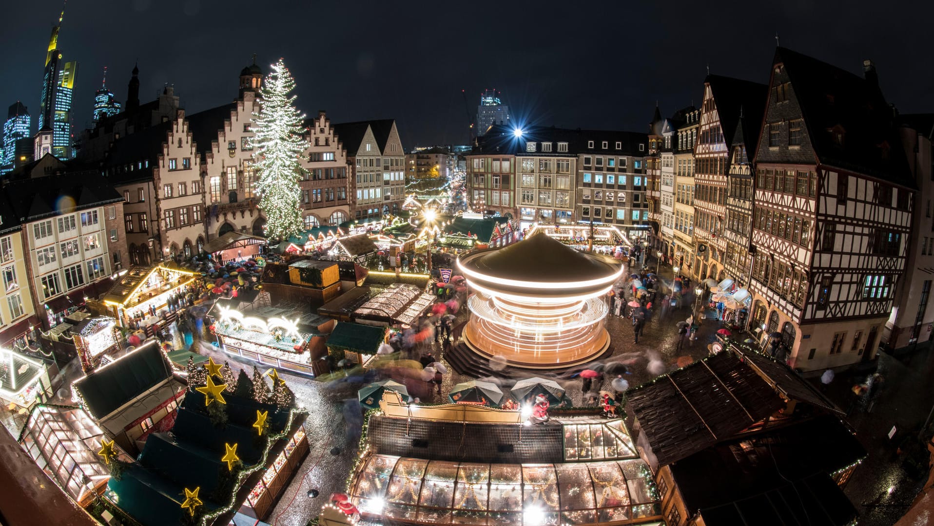 Wegen eines verdächtigen Päckchens auf dem Frankfurter Weihnachtsmarkt war der Bereich rund um den Römer geräumt worden. Wegen eines verdächtigen Päckchens auf dem Frankfurter Weihnachtsmarkt war der Bereich rund um den Römer geräumt worden.