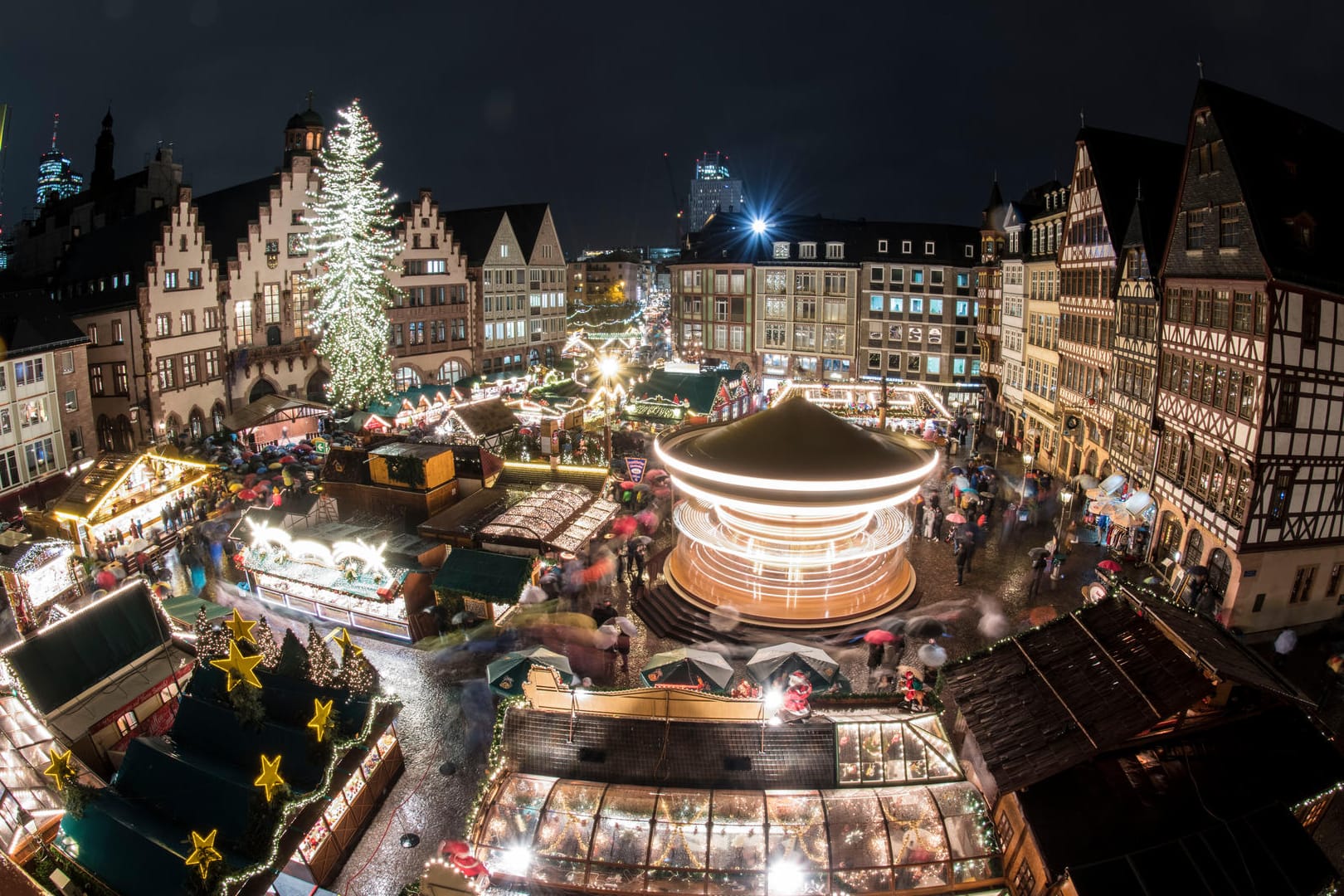 Wegen eines verdächtigen Päckchens auf dem Frankfurter Weihnachtsmarkt war der Bereich rund um den Römer geräumt worden.