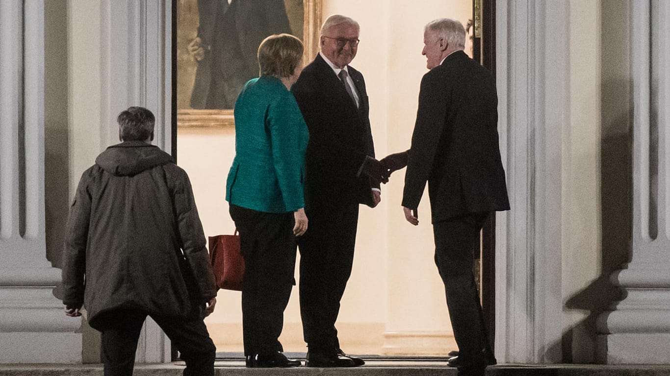 Appell an die Verantwortung der Parteien: Bundespräsident Frank-Walter Steinmeier lud die Spitzen von Union und SPD Ende November zum Treffen in Schloss Bellevue.