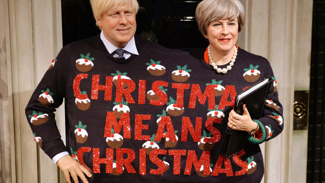 Selbst die Wachsfiguren der britischen Premierministerin Theresa May und des britischen Außenministers Boris Johnson tragen dieses Jahr bei Madame Tussauds in London einen übergroßen Weihnachtspullover.