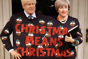 Selbst die Wachsfiguren der britischen Premierministerin Theresa May und des britischen Außenministers Boris Johnson tragen dieses Jahr bei Madame Tussauds in London einen übergroßen Weihnachtspullover.