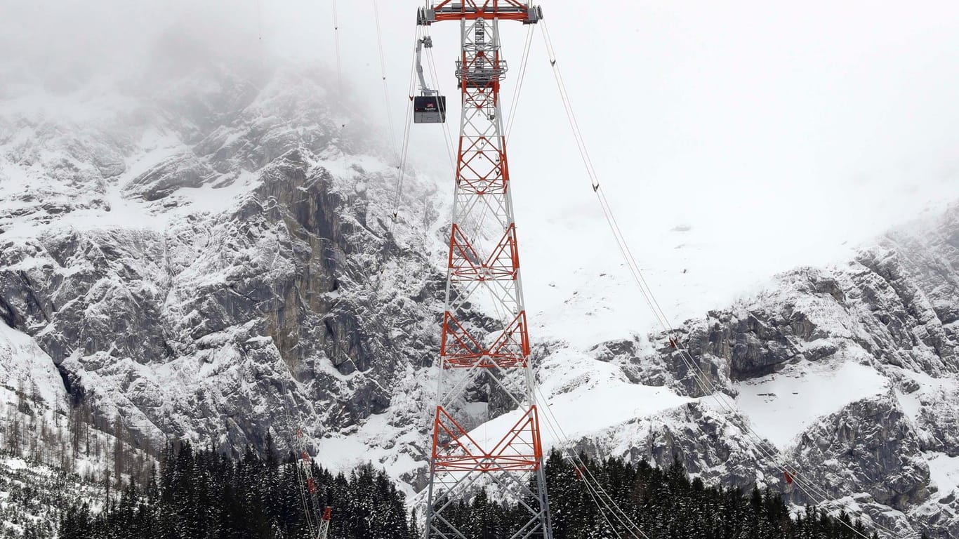 Die neue Panoramabahn erreicht die einzige Stütze auf dem Weg zum Gipfel der Zugspitze.