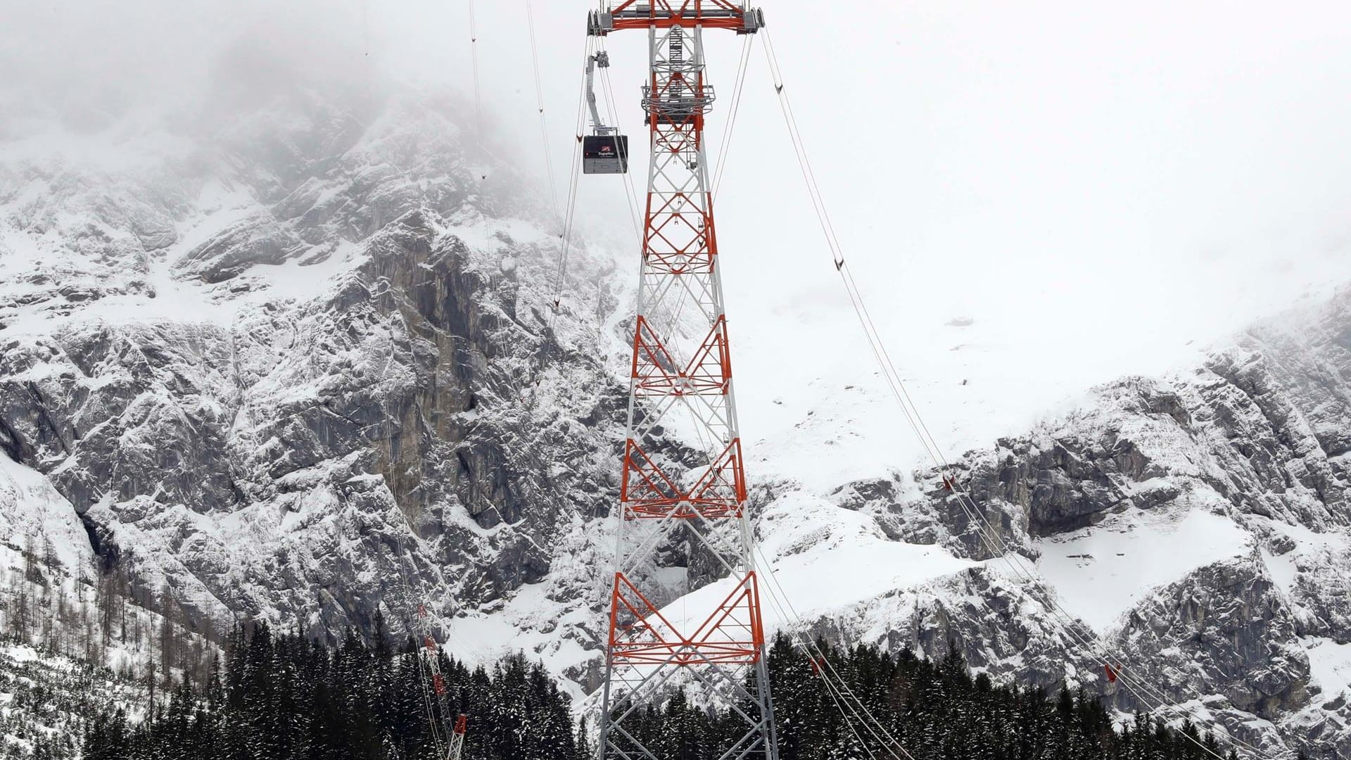 Die neue Panoramabahn erreicht die einzige Stütze auf dem Weg zum Gipfel der Zugspitze.