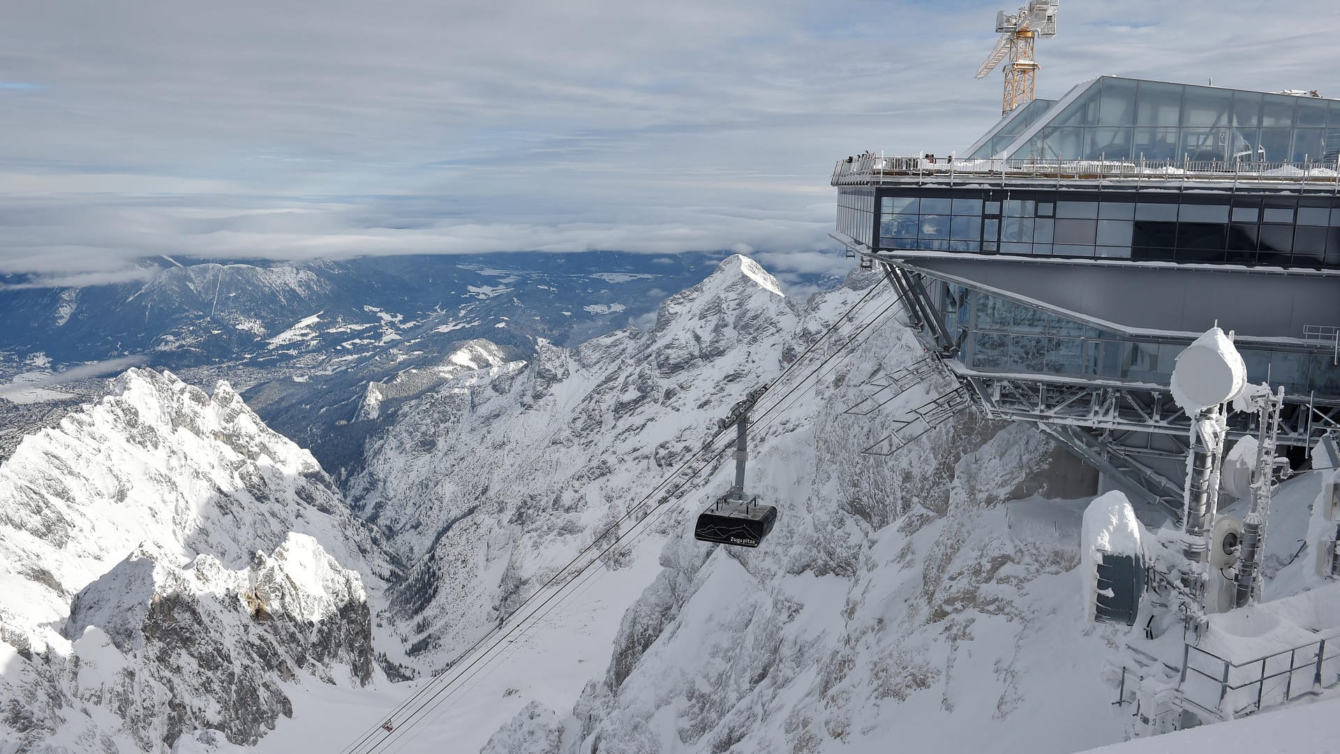 Die Gondel der neuen Seilbahn zur Zugspitze kurz vor der Bergstation.