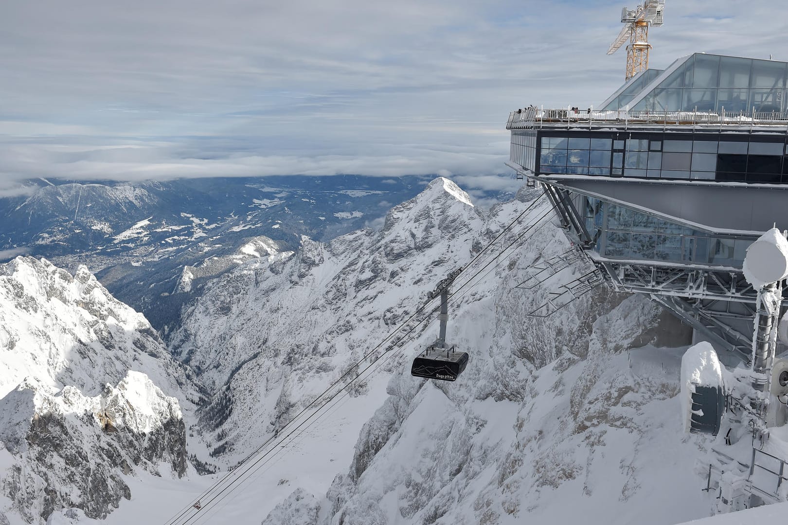 Die Gondel der neuen Seilbahn zur Zugspitze kurz vor der Bergstation.