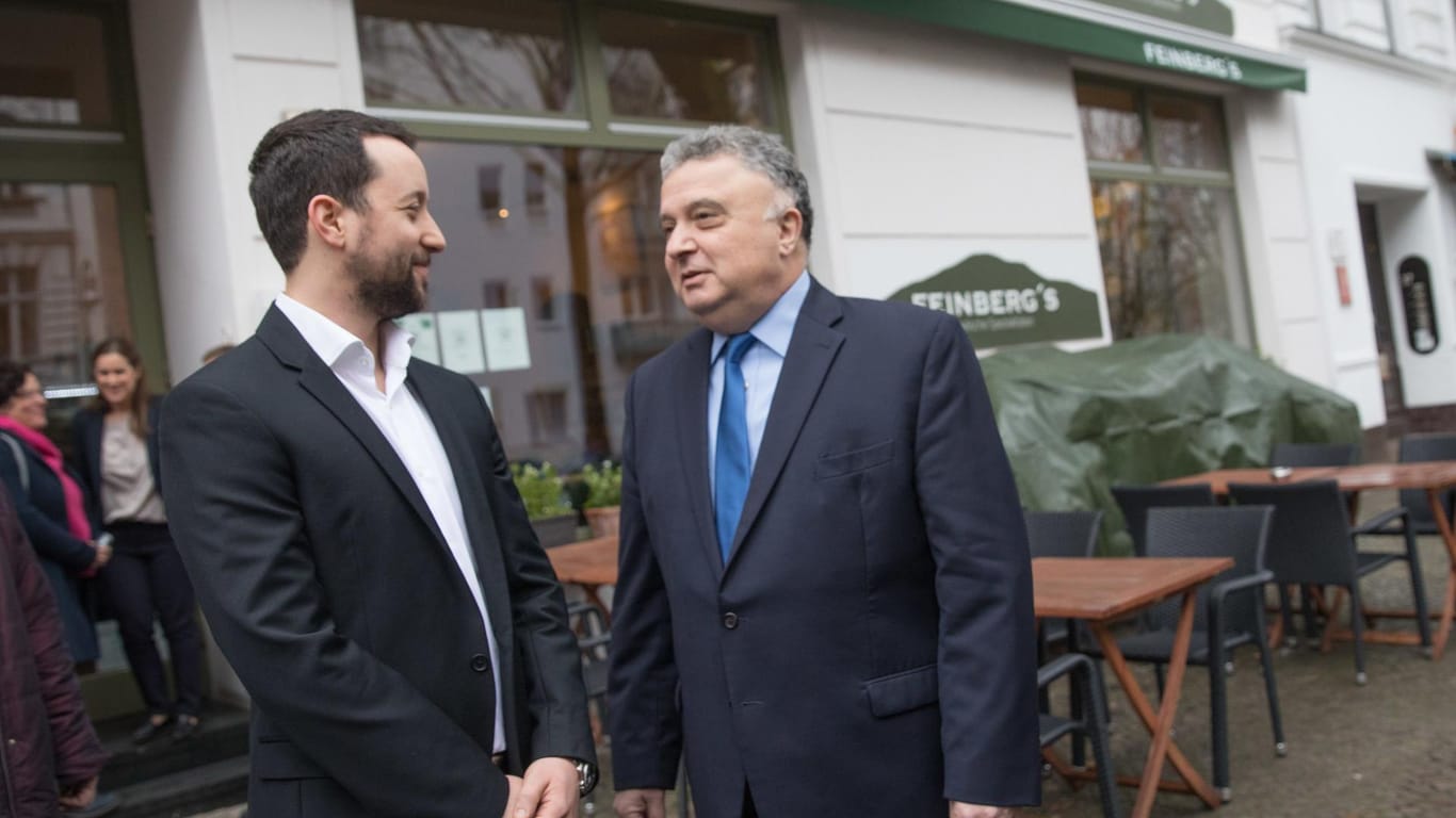 Der israelische Restaurantbesitzer Yorai Feinberg (l.) und der israelische Botschafter Jeremy Issacharoff am Donnerstag vor dem "Feinberg's" in Berlin.