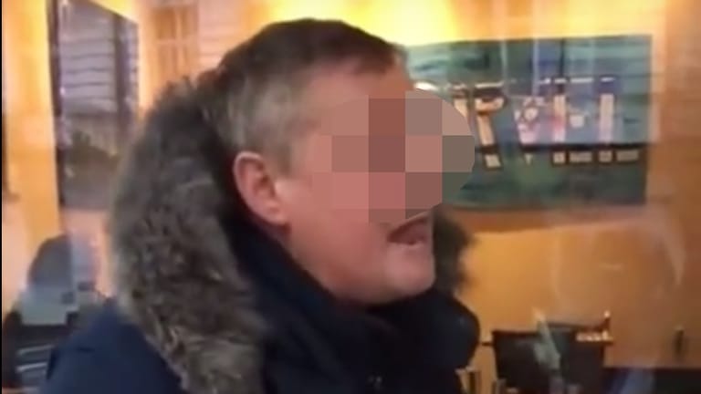 Antisemitismus in Berlin: Minutenlang beschimpft ein Mann einen jüdischen Gastronomen, dessen Freundin filmt die Attacke.