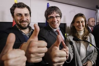 Siegreiche Separatisten: Der abgesetzte katalanische Regionalpräsident Carles Puigdemont feiert mit Unterstützern in Brüssel.