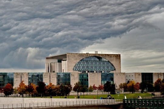 Dunkle Wolken ziehen über das Kanzleramt in Berlin.