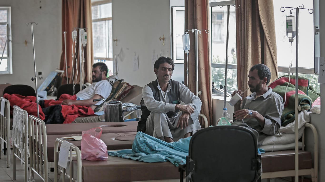 Jemenitische Männer mit Verdacht auf Cholera werden in einem Krankenhaus in Sanaa (Jemen) behandelt.