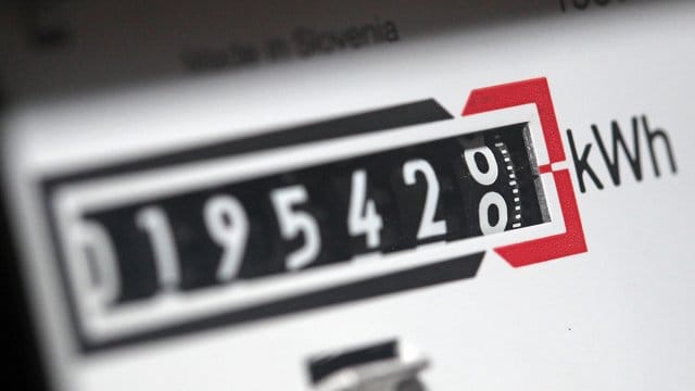 Ein Stromzähler zeigt die verbrauchten Kilowattstunden an.