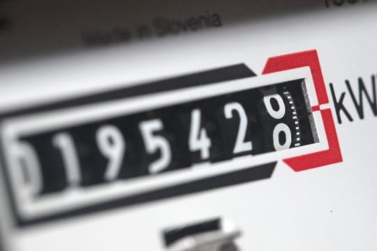 Ein Stromzähler zeigt die verbrauchten Kilowattstunden an.