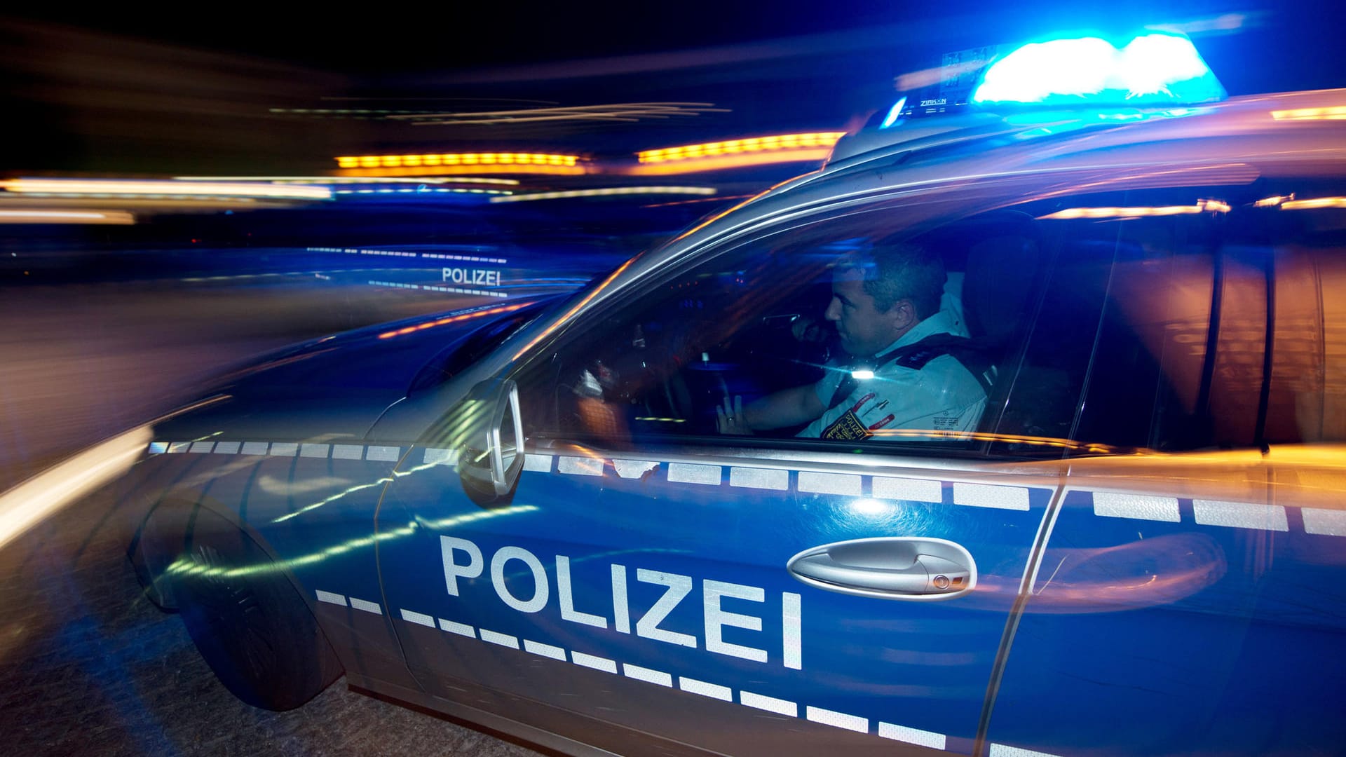 Später stellte sich heraus, dass der Räuber ein mutmaßlich entflohenen Häftling ist. (Symbolbild) Später stellte sich heraus, dass der Räuber ein mutmaßlich entflohenen Häftling ist. (Symbolbild)