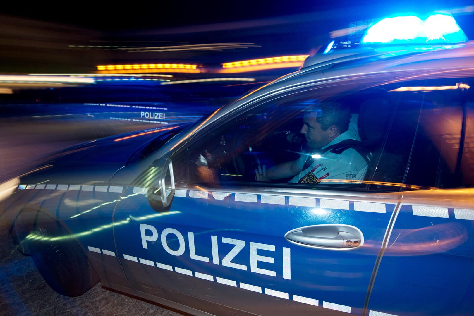Später stellte sich heraus, dass der Räuber ein mutmaßlich entflohenen Häftling ist. (Symbolbild)