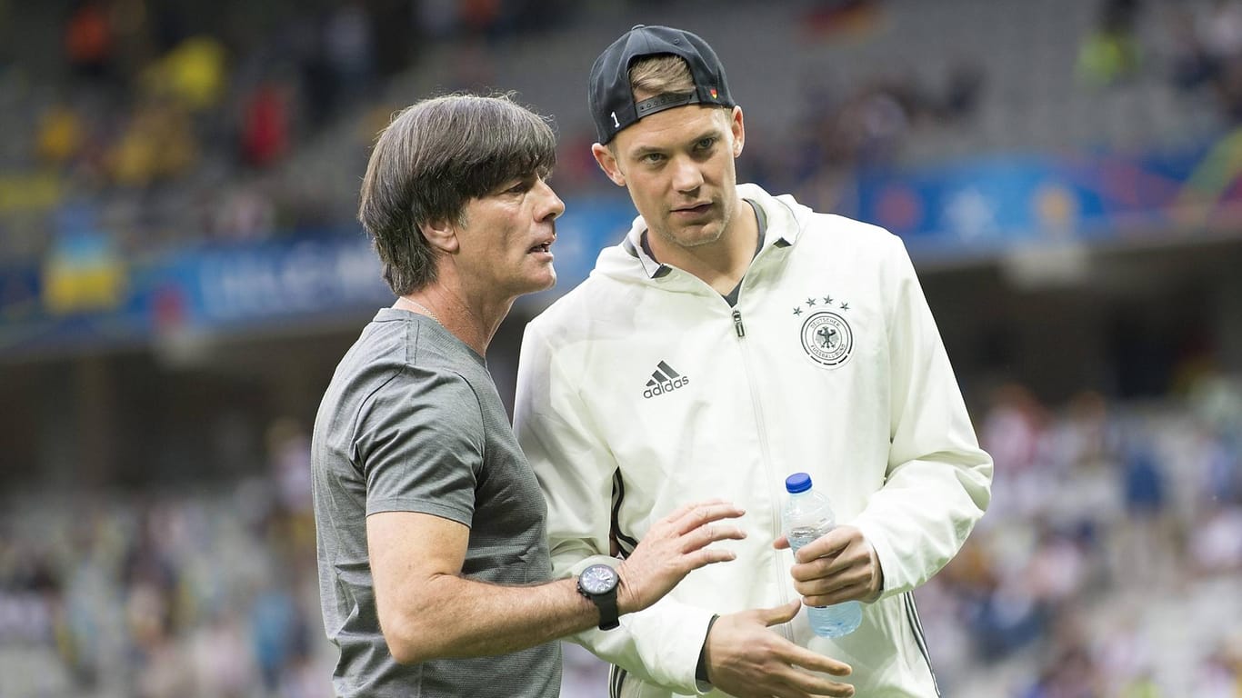 Jogi Löw und Manuel Neuer bei der EM 2016: Für den Torwart hält der Trainer trotz Verletzung einen Platz im WM-Kader frei.