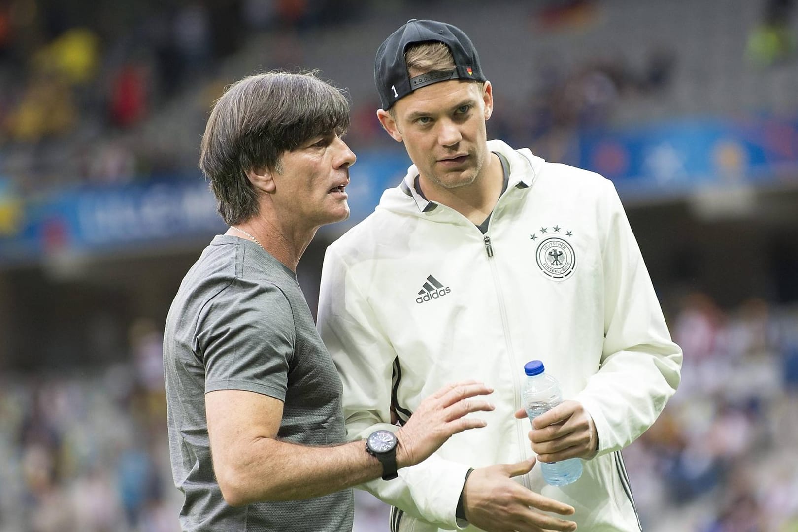 Jogi Löw und Manuel Neuer bei der EM 2016: Für den Torwart hält der Trainer trotz Verletzung einen Platz im WM-Kader frei.