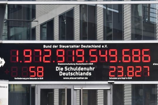 Läuft ab Jahresanfang 2018 erstmals in ihrem 22-jährigen Bestehen rückwärts: Die öffentliche Schuldenuhr des Bundes der Steuerzahler in Berlin.
