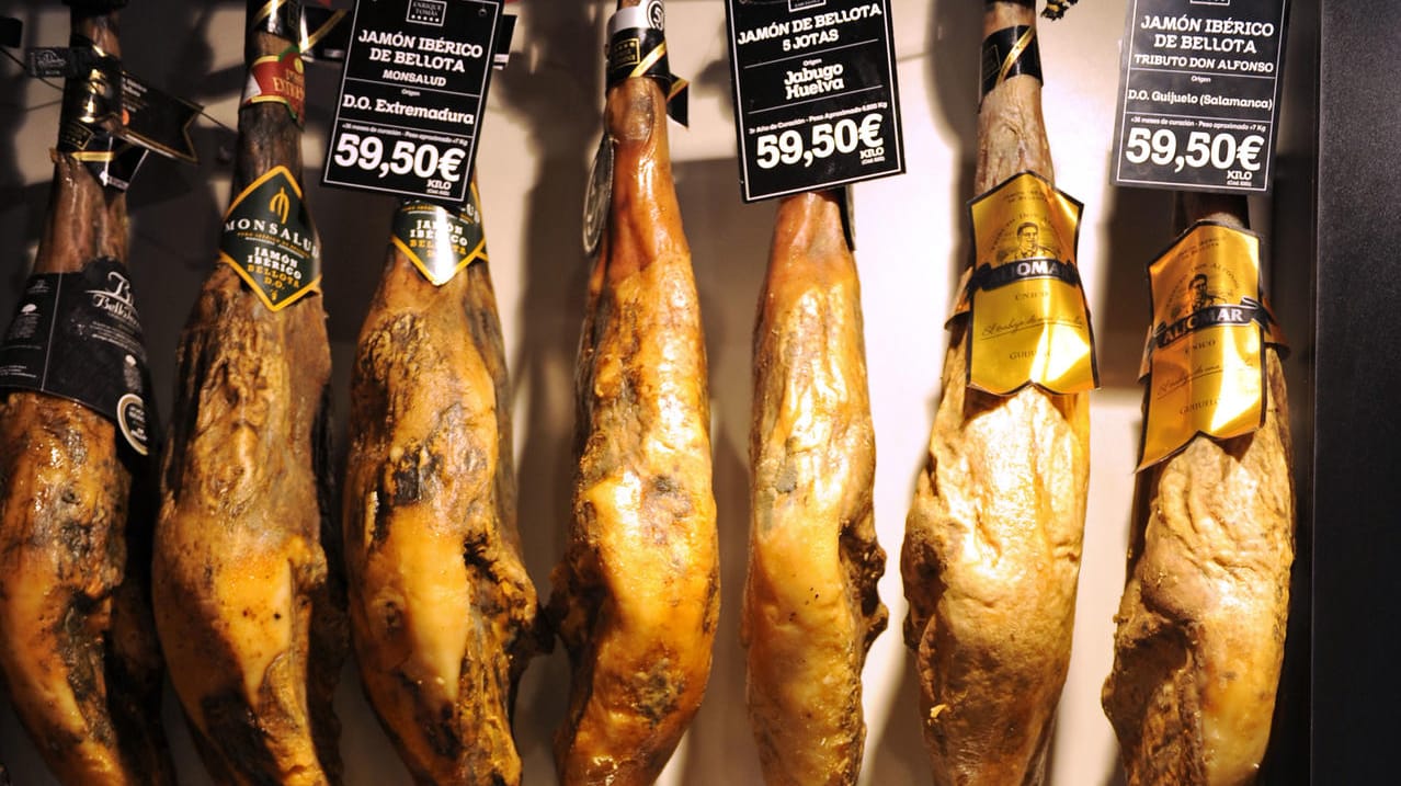 Iberico-Schinkenkeulen in einem Laden in Barcelona. Edelkeulen werden zum Geschäft.