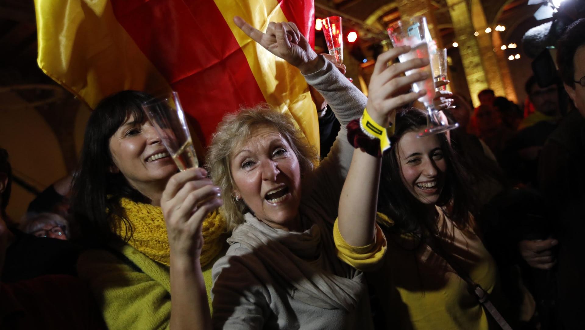 Katalonien: Anhängerinnen der Separatisten feiern den Wahlsieg in Barcelona.