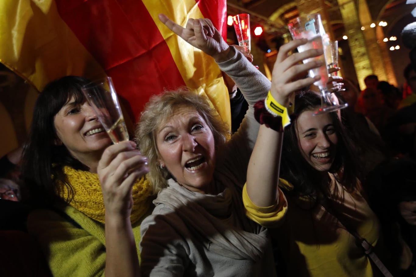 Katalonien: Anhängerinnen der Separatisten feiern den Wahlsieg in Barcelona.