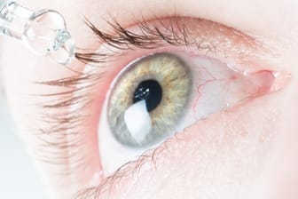 Auge und Pipette: Grauer Star ist besonders tückisch, weil er lange Zeit keine Symptome verursacht.