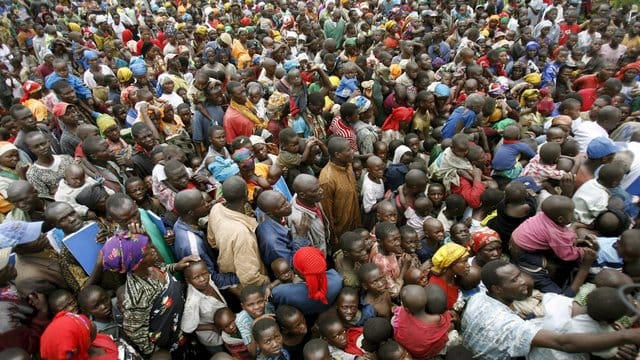 Prognosen zufolge ist der Anstieg der Bevölkerung in Afrika in Zukunft besonders groß. Prognosen zufolge ist der Anstieg der Bevölkerung in Afrika in Zukunft besonders groß.