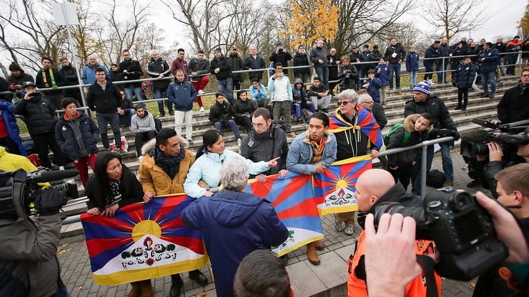 Protest in Mainz: Beim Spiel des TSV Schott Mainz gegen Chinas U20 kam es Mitte November zu Protesten für ein freies Tibet.