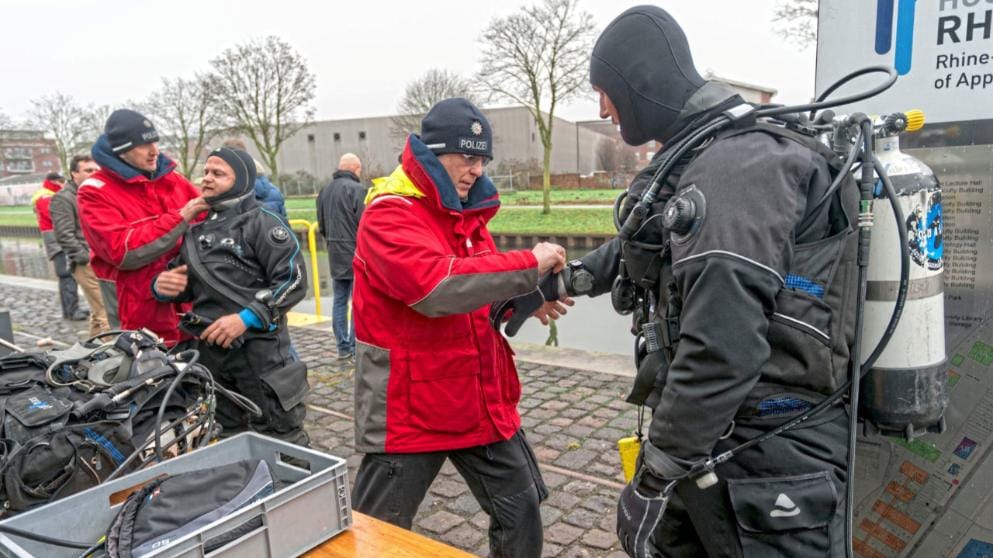 Suche nach Robert P.: Taucher der Bochumer Polizei rüsten sich zur Suchaktion im Spoykanal.