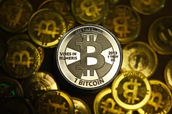 Bitcoin: Viele Anleger fliehen aus der Kryptowährung und müssen hohe Verluste hinnehmen.