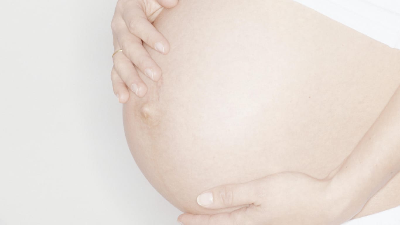 Schwangere Frau hält sich den Babybauch: Dana Scatton ist hochschwanger und unheilbar krank. (Symbolfoto)