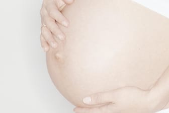 Schwangere Frau hält sich den Babybauch: Dana Scatton ist hochschwanger und unheilbar krank. (Symbolfoto)