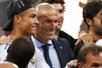 Cristiano Ronaldo und Zinédine Zidane: Hier freuen sie sich über den Supercup-Sieg gegen den FC Barcelona im August.