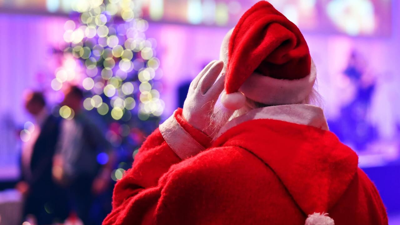 Ein als Weihnachtsmann verkleideter Mann: Die Ursache für den Zusammenbruch des Mannes in Italien ist unklar (Symbolbild). Ein als Weihnachtsmann verkleideter Mann: Die Ursache für den Zusammenbruch des Mannes in Italien ist unklar (Symbolbild).