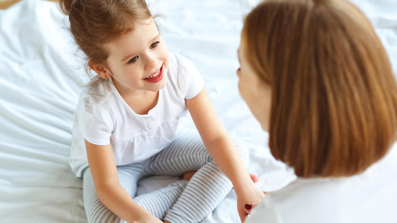 Für die Entwicklung des Gehirns ist es gut, mit Kindern viel zu sprechen.