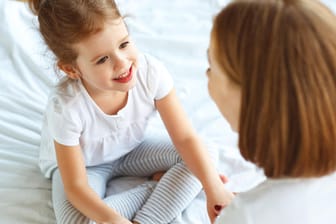 Für die Entwicklung des Gehirns ist es gut, mit Kindern viel zu sprechen.