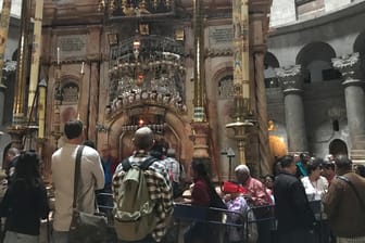 Besucher in der Grabeskirche in Jerusalem: Trotz der jüngsten Spannungen wollen auch in diesem Jahr zehntausende Christen Weihnachten im Heiligen Land verbringen.