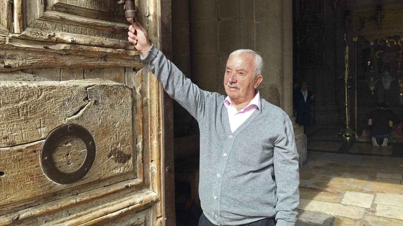 Der 67-jährige Wadschi Nusseiba bewacht nach eigenen Angaben seit 40 Jahren die Tür zur Grabeskirche.