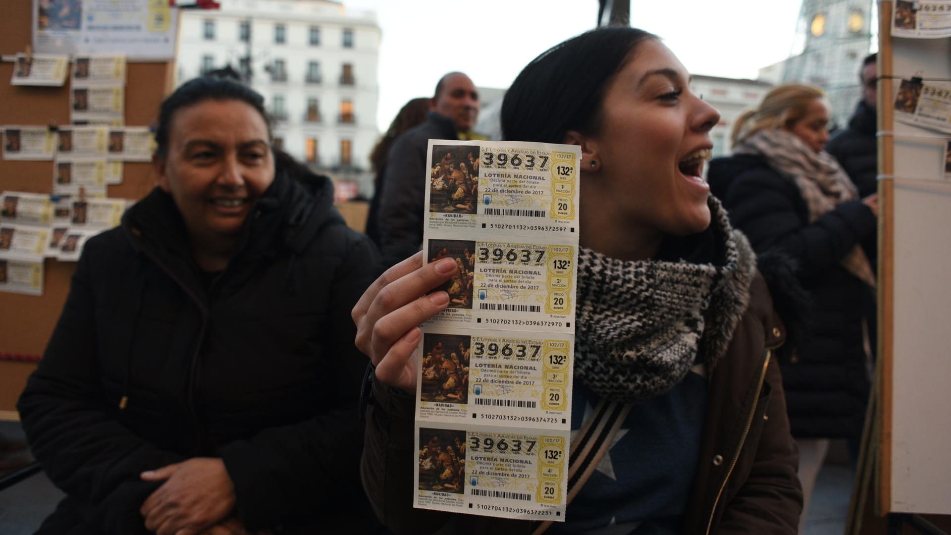 Eine Frau verkauft Lose für die traditionelle spanische Weihnachtslotterie: Diesmal wurden Gewinne von insgesamt fast 2,4 Milliarden Euro ausgeschüttet.