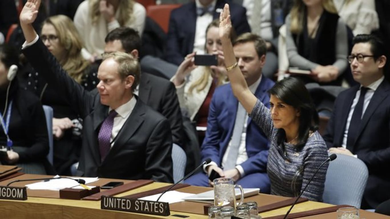 "Pjöngjang hat den Weg der Isolation gewählt", sagte die US-amerikanische UN-Botschafterin Haley (r) nach der Abstimmung.
