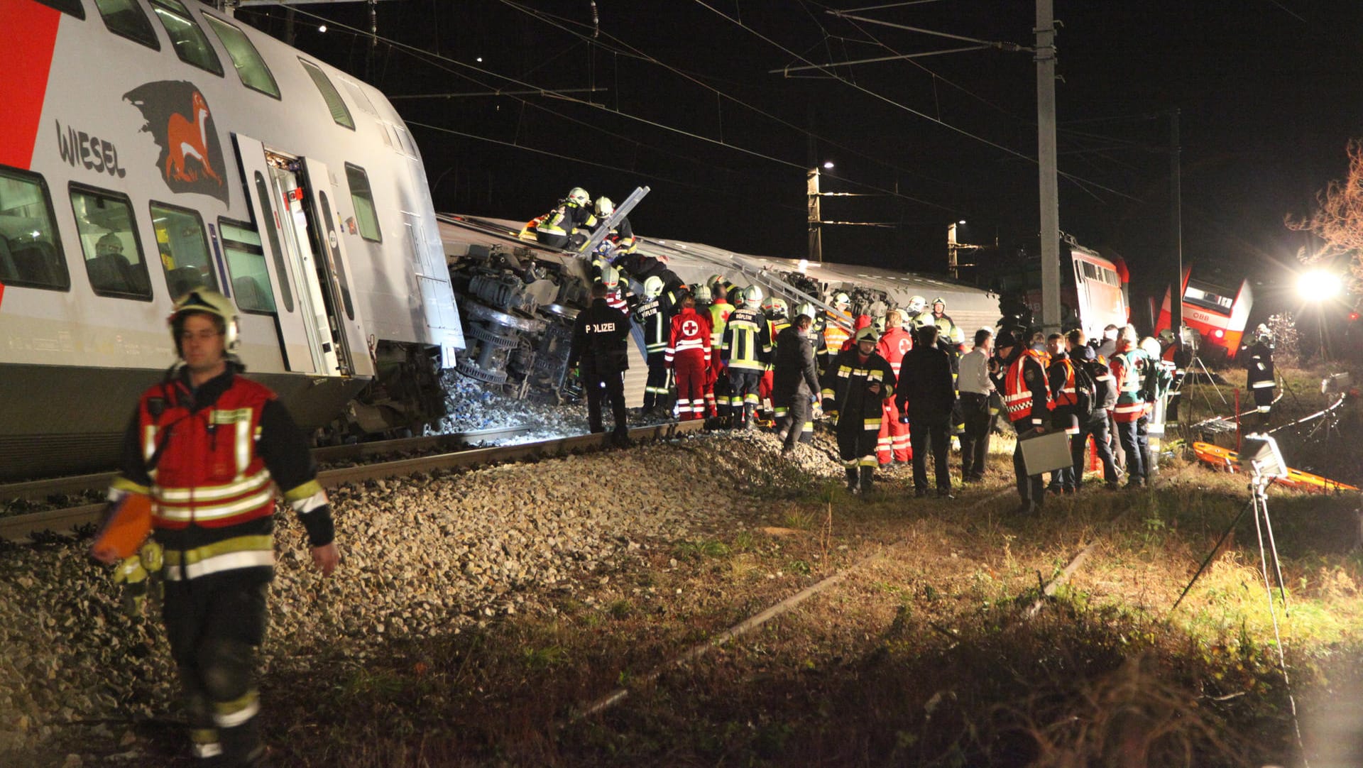 Helfer am Unglücksort: Das Zugunglück in Österreich ereignete sich gegen 18 Uhr in Kritzendorf bei Wien. Helfer am Unglücksort: Das Zugunglück in Österreich ereignete sich gegen 18 Uhr in Kritzendorf bei Wien.