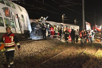 Helfer am Unglücksort: Das Zugunglück in Österreich ereignete sich gegen 18 Uhr in Kritzendorf bei Wien.