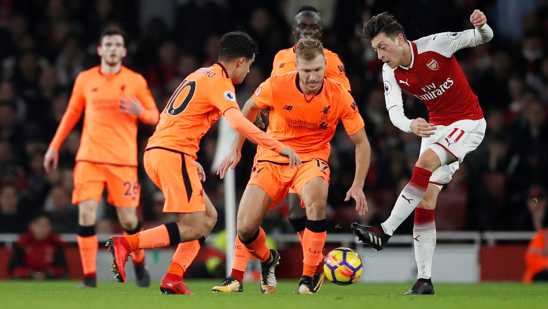 Mesut Özil gegen die Liverpool-Abwehr.