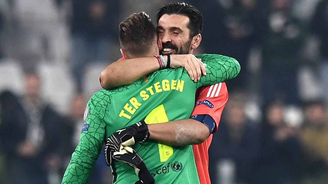 Ter Stegen und Buffon: Die italienische Legende umarmt den Barcelona-.Keeper nach dessen starkem Auftritt in der Champions League.