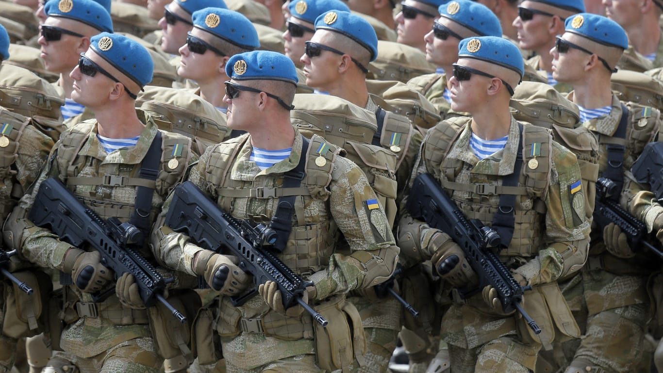 Ukrainische Soldaten in Kiew: Schon lange fordert die Ukraine Waffen von den USA.