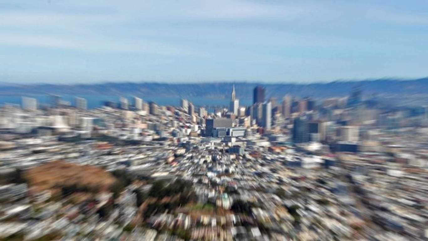 Von einer Aussichtsplattform ist aus ist die Skyline von San Francisco zu sehen (Aufnahme mit Zoom-Effekt).
