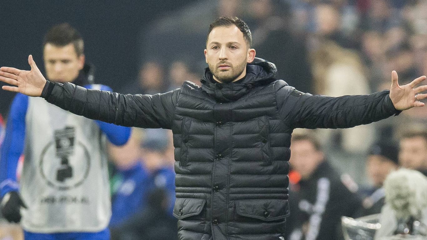 Domenico Tedesco: Der unerfahrene Trainer überwintert mit Schalke auf Platz zwei.