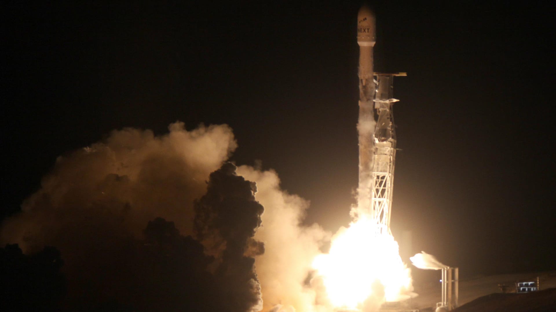 Die Falcon 9 startet von der Vandenberg Air Force Base (USA).